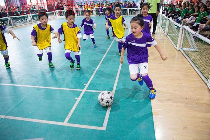 足球名宿走进江苏 助力未来之星成长 足球名宿走进江苏 助力未来之星成长