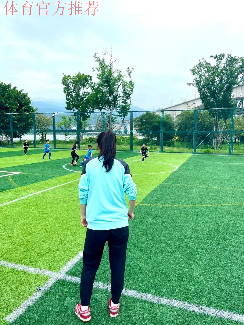 小小足球，带她跑进一个“新世界”